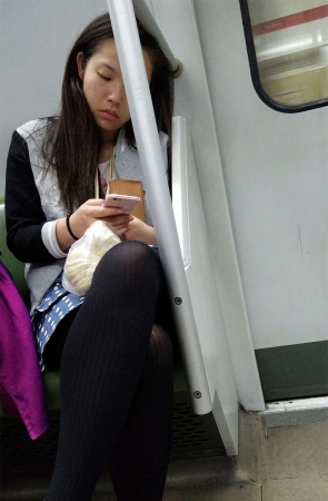 地铁原点短裤条纹黑色丝袜少妇