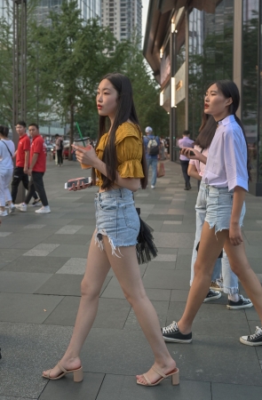 热裤大长腿凉跟美女