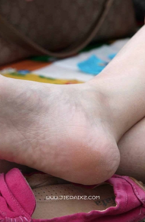 长相稚气未脱，双脚干净无瑕