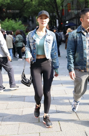逛街中的紧身裤美女