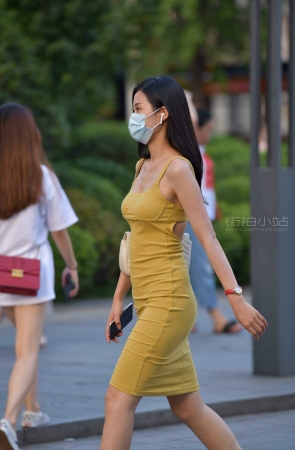 漂亮的裹身裙美女