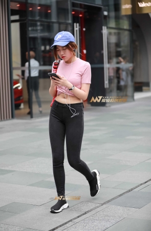 长腿牛仔露脐小妹