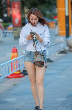 回家路上偶遇热裤美眉