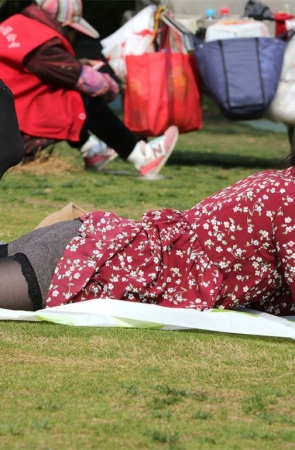 No694 嫩嫩的学生妹把性感的长黑丝穿出了年轻的风采 第2套