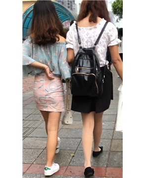 街拍短裙丝袜美腿俩姊妹花