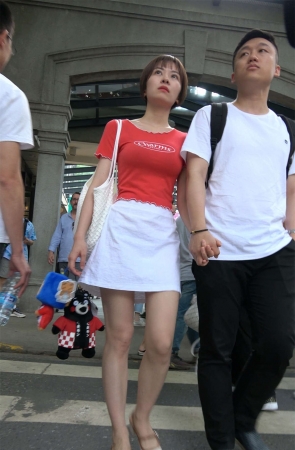 干练的短发美女