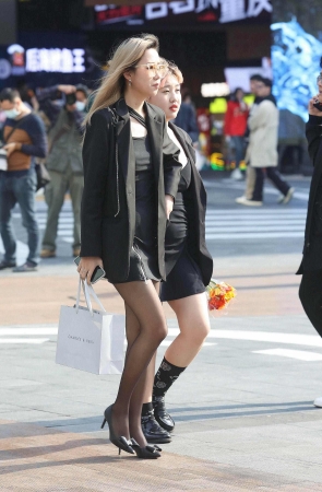 诱惑黑丝街拍高跟妹子