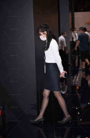 白衬衫通勤装汽车销售小姐姐