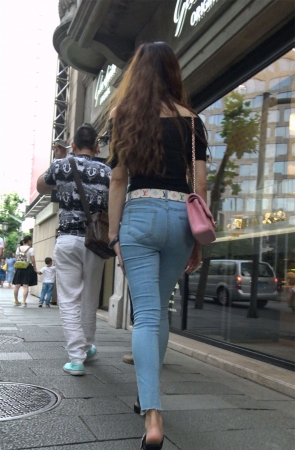 极品性感紧身蓝牛黑T恤大美女