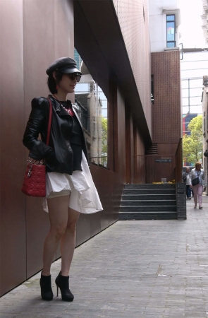 打扮时尚的短靴美腿美女