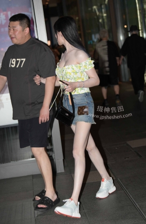 23622-19=50白皙美胸女友 12P