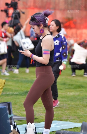 韵味黑衫瑜伽裤美女