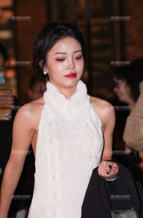 香肩半露 雪肤玉嫩 勾人心魄