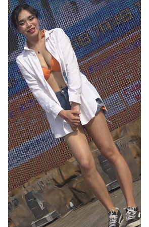 高校泳装秀跳舞的美女