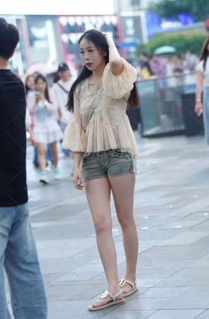 街拍穿凉鞋的热裤女孩子