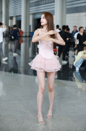 赤脚粉色短裙美女–小桂圆