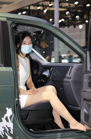 车展前台礼仪肉 丝高 跟车里脱鞋休息