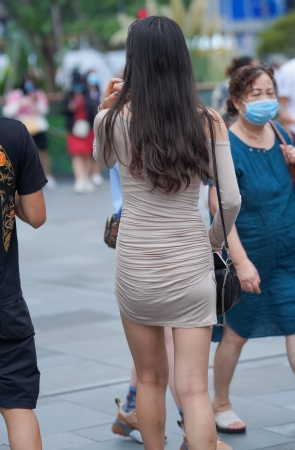 高挑的包屯裙女孩