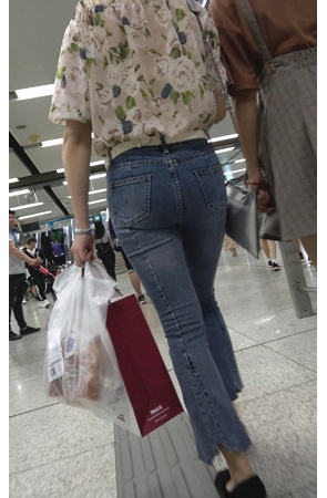 紧身牛仔裤美眉