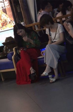 斯文的短发漂亮美女