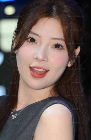 【摄神作品】2565-9=75美足小仙女网红 春晓 11P