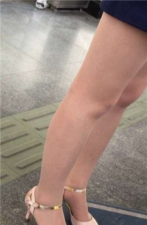 地铁拍摄肉丝袜美腿女孩