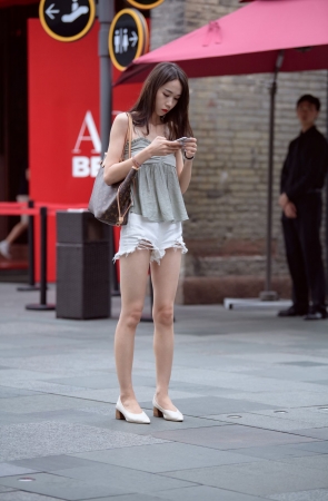 超短白热裤美女在等人