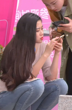 等公交的破洞蓝牛天生丽质美女