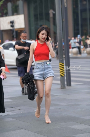 街拍大长腿，红衣服姐姐
