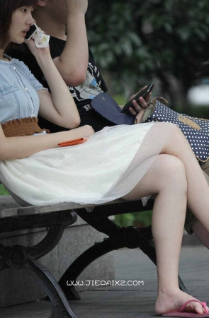 街拍清纯的粉色人字拖MM