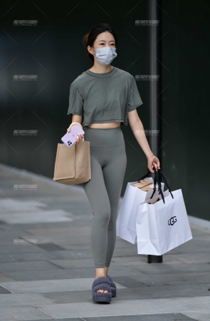 独自购物紧身裤美女