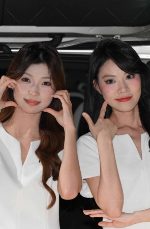 摄神作品】2564-13=75√纤细美腿肉丝礼仪 12P