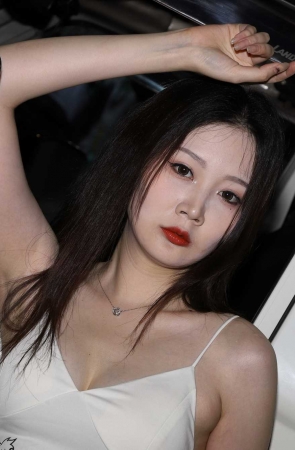 白色吊带抹胸 深灰色牛仔短裤