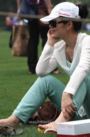 草地上的优雅美妇