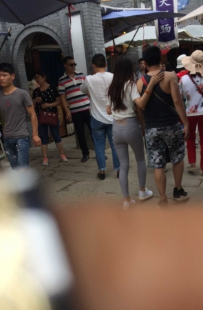 街拍大赛第三季—-难得紧身灰裤妹妹