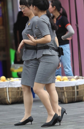 诱惑肉丝街拍高跟OL