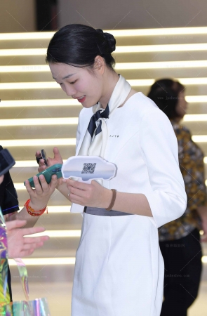 24610-20=43√问界展台，甜美美腿丝袜的她 11P