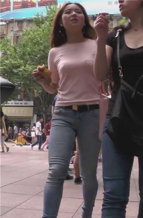 尖嘴细高跟圆臀紧身牛仔裤美女，粉色T恤很漂亮。[465 MB]