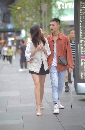 街拍别人家的短裙美腿女友