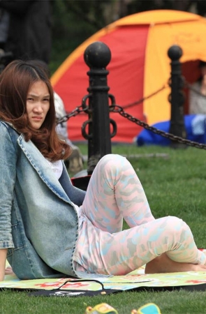 No799 漂亮的年轻少妇，演绎草坪玉足的风情万种