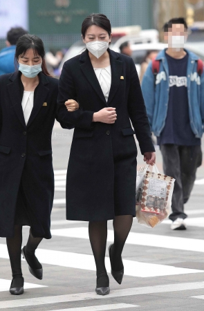 街拍黑丝高跟OL