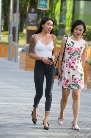 高挑花臂牛仔裤