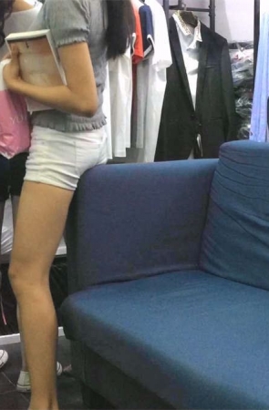 紧身牛仔热裤翘臀美女