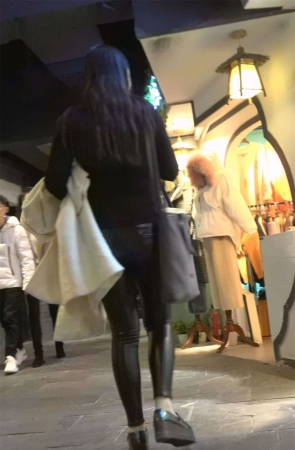 紧身皮裤美臀MM逛商场
