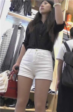 逛服装店的美丽热裤美女 [1.15 GB]