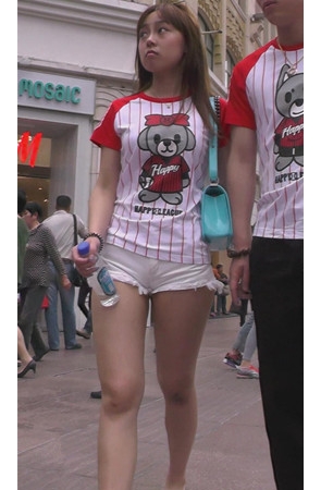 穿着情侣装的可爱美女