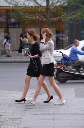 街拍肉丝袜美眉