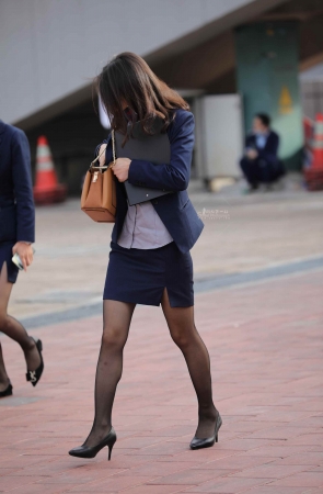 汽车销shou黑 丝高 跟 去上班途中