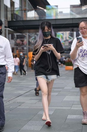 街拍听歌的热裤小妹