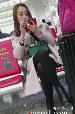 4k-高铁站候车室拍摄黑丝长腿知性甜美女神姐姐